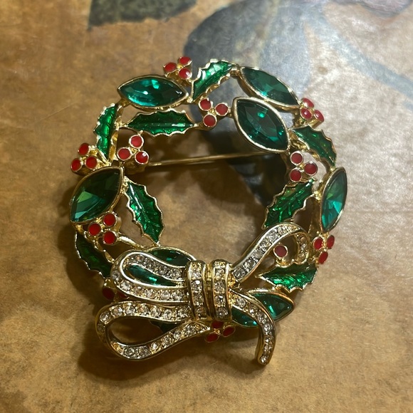 Jewelry - Holiday Holly Wreath Pin